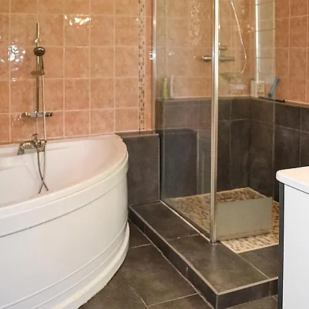 בית נופש 4 Bedroom Cozy In Beauregard-de-terrasso